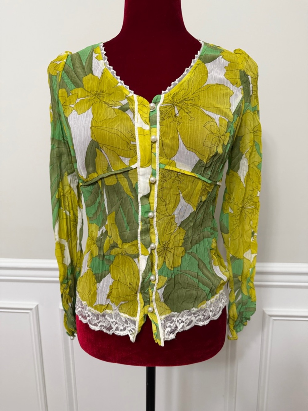 Beautiful Line by Lynn floral blouse in‎ great condition.